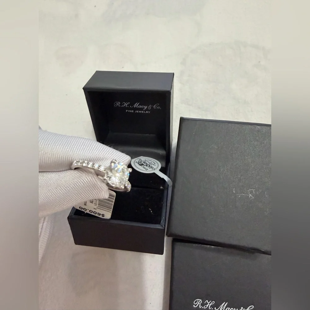 MACY’S 14 KARATS RHODIUM PLATED ROUND CUT RING